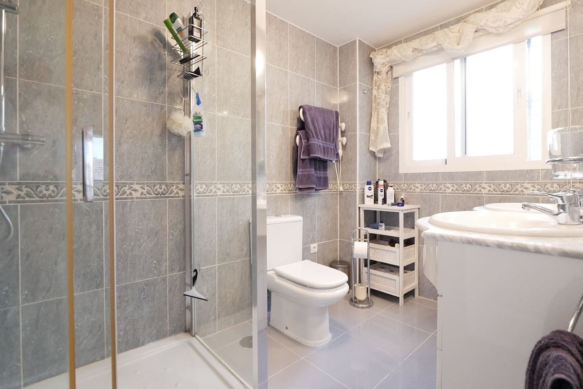 3 bedroom Apartment for sale in Calahonda with pool - € 355,000 (Ref: 8585059)