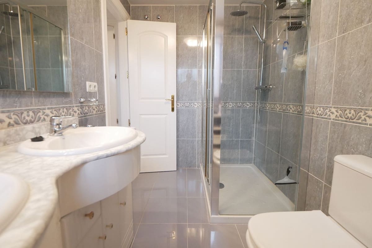 3 bedroom Apartment for sale in Calahonda with pool - € 355,000 (Ref: 8585059)