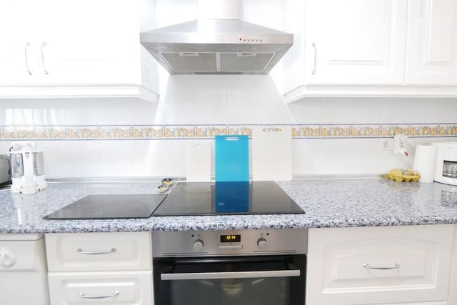 3 makuuhuone Huoneisto myytävänä paikassa Calahonda, Mijas mukana uima-altaan - 355 000 € (Ref: 8585059)