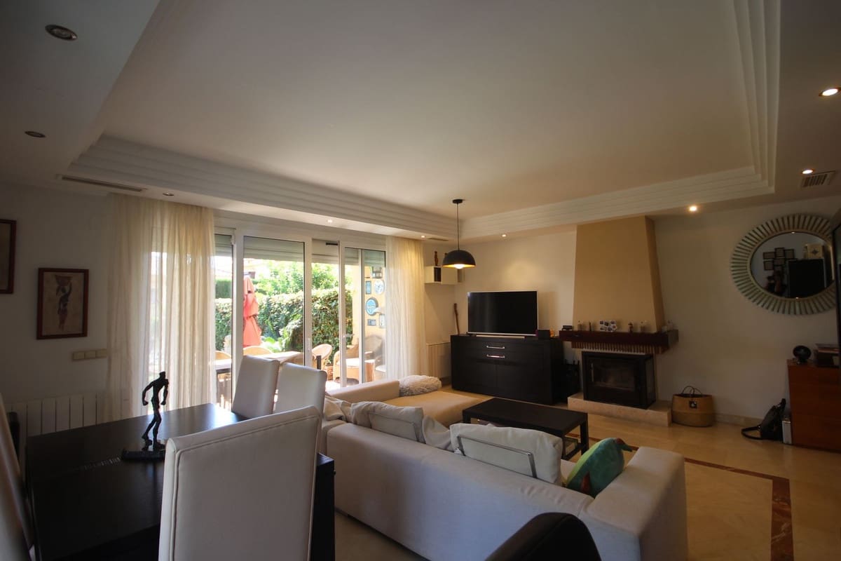 3 slaapkamer Halfvrijstaande villa te koop in Riviera del Sol - € 490.000 (Ref: 8585061)