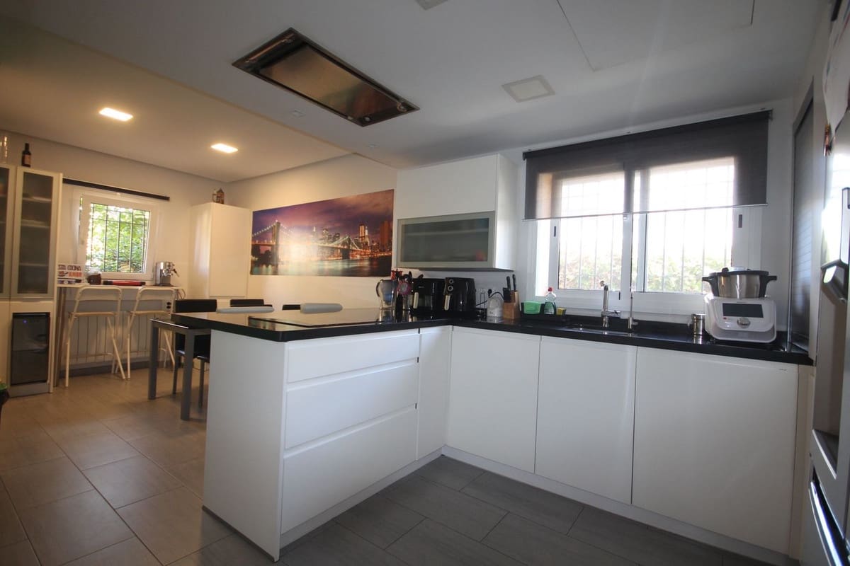 3 slaapkamer Halfvrijstaande villa te koop in Riviera del Sol - € 490.000 (Ref: 8585061)