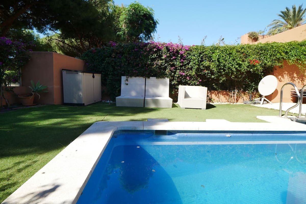 2 bedroom Apartment for sale in Cabopino with pool garage - € 399,900 (Ref: 8598370)