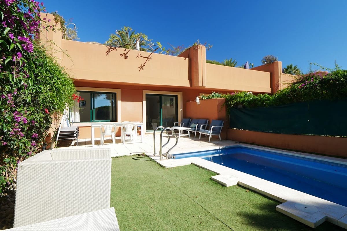 2 bedroom Apartment for sale in Cabopino with pool garage - € 399,900 (Ref: 8598370)