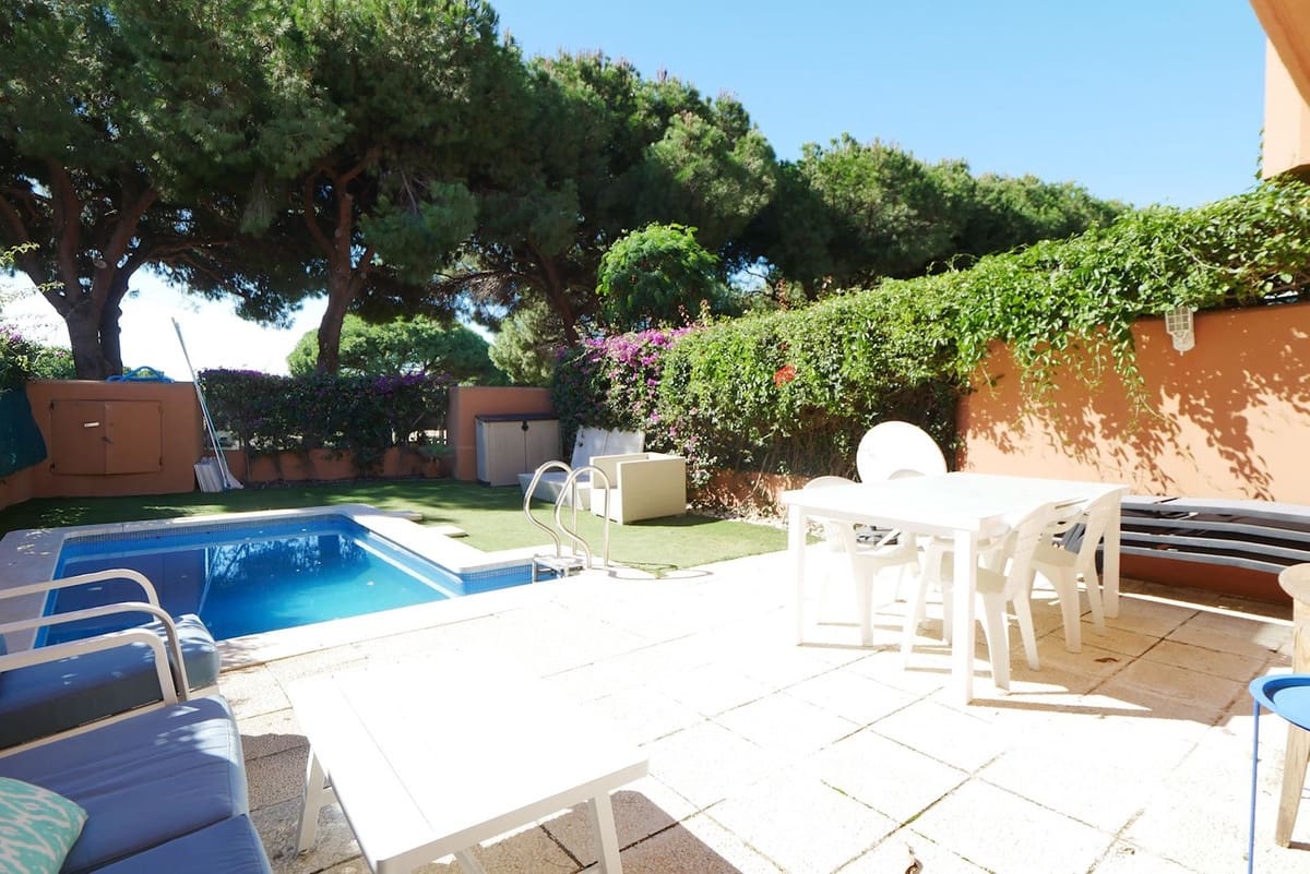 2 bedroom Apartment for sale in Cabopino with pool garage - € 399,900 (Ref: 8598370)
