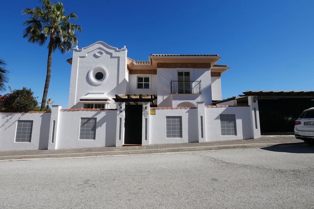 6 bedroom Villa for sale in La Cala de Mijas with pool garage - € 1,149,000 (Ref: 8742434)