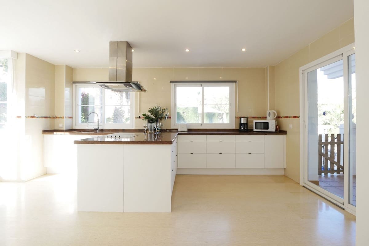 6 bedroom Villa for sale in La Cala de Mijas with pool garage - € 1,149,000 (Ref: 8742434)