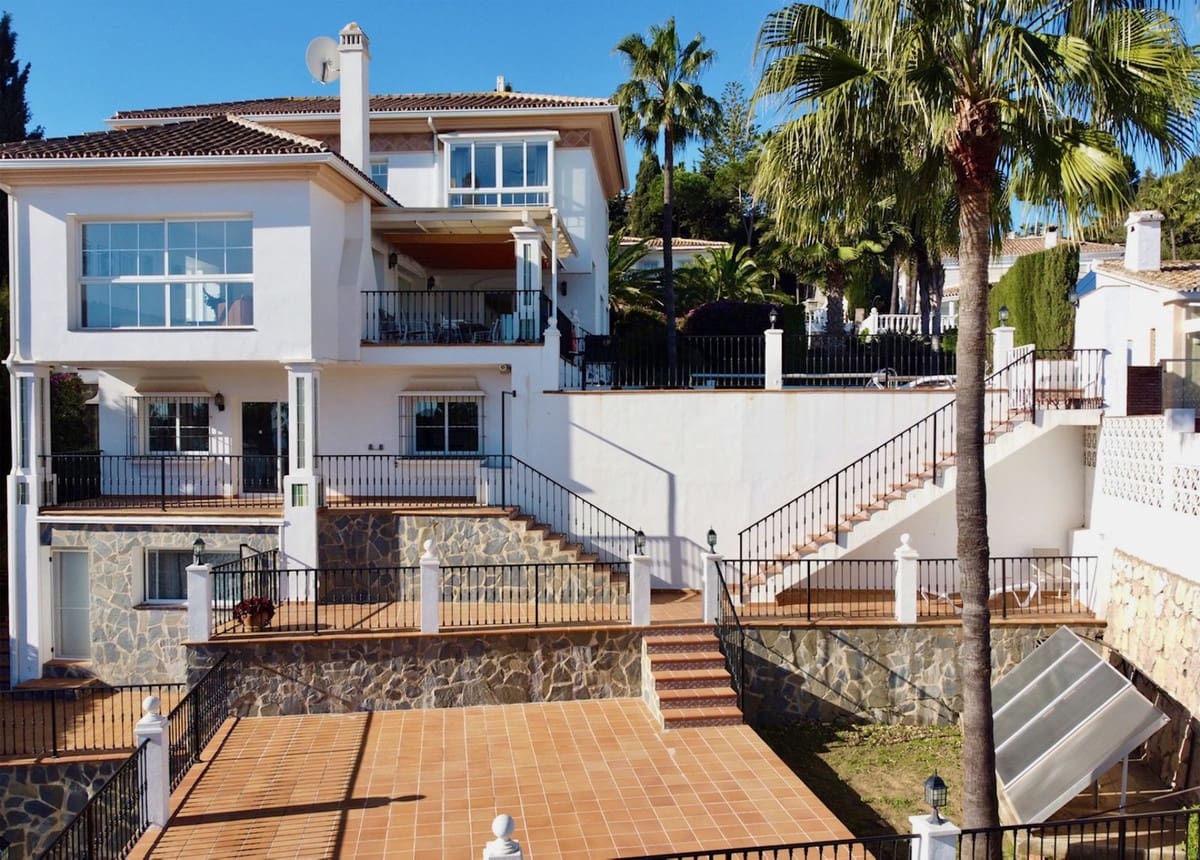 6 bedroom Villa for sale in La Cala de Mijas with pool garage - € 1,149,000 (Ref: 8742434)