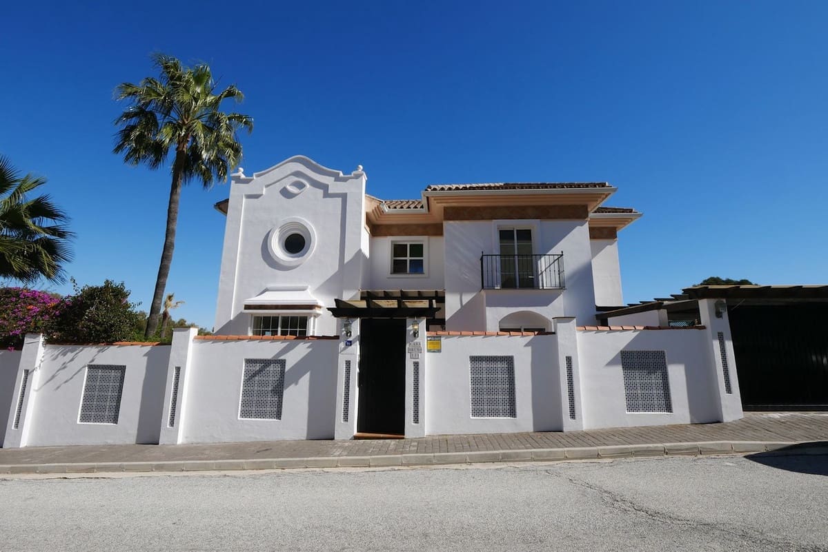 6 bedroom Villa for sale in La Cala de Mijas with pool garage - € 1,149,000 (Ref: 8742434)