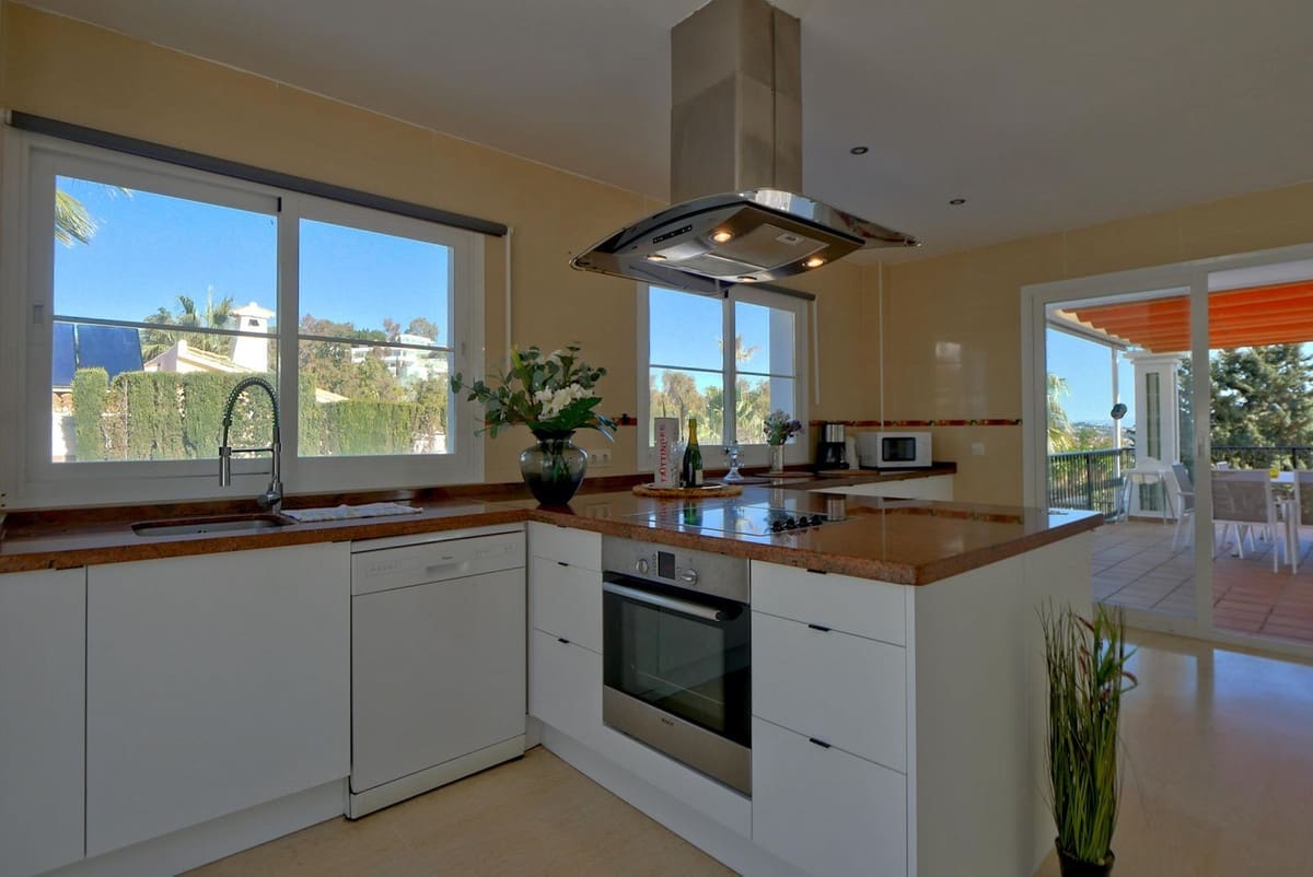 6 bedroom Villa for sale in La Cala de Mijas with pool garage - € 1,149,000 (Ref: 8742434)