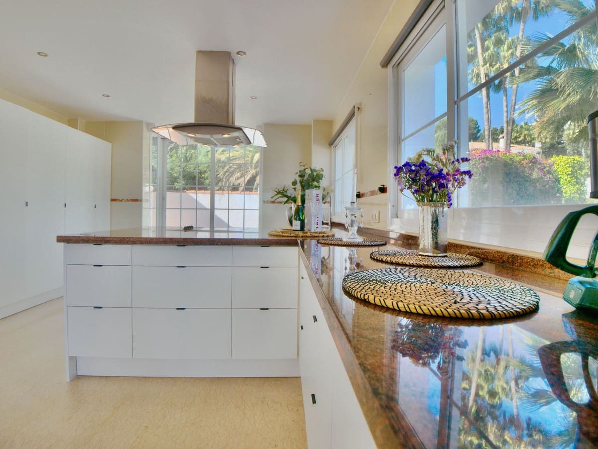 6 bedroom Villa for sale in La Cala de Mijas with pool garage - € 1,149,000 (Ref: 8742434)