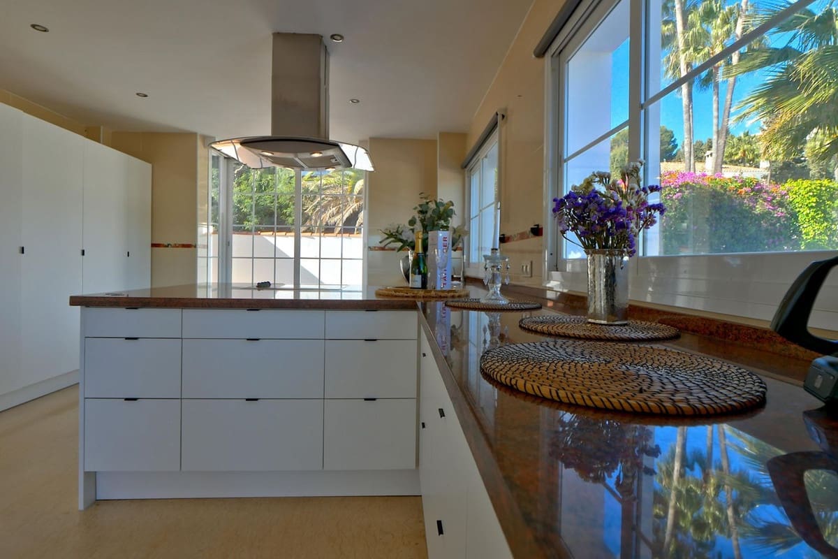 6 sovrum Villa till salu i La Cala de Mijas med pool garage - 1 149 000 € (Ref: 8742434)