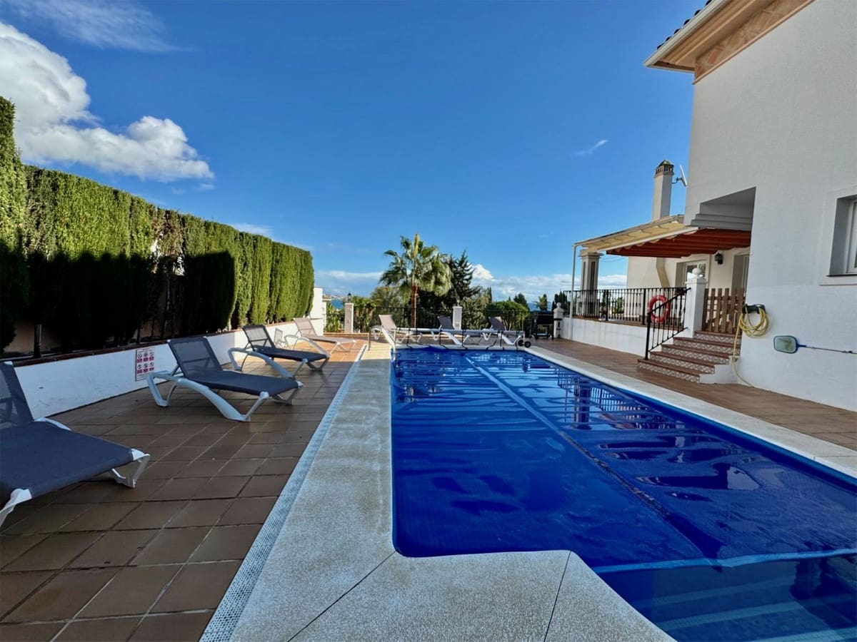 6 makuuhuone Huvila myytävänä paikassa La Cala de Mijas mukana uima-altaan 
autotalli - 1 149 000 € (Ref: 8742434)