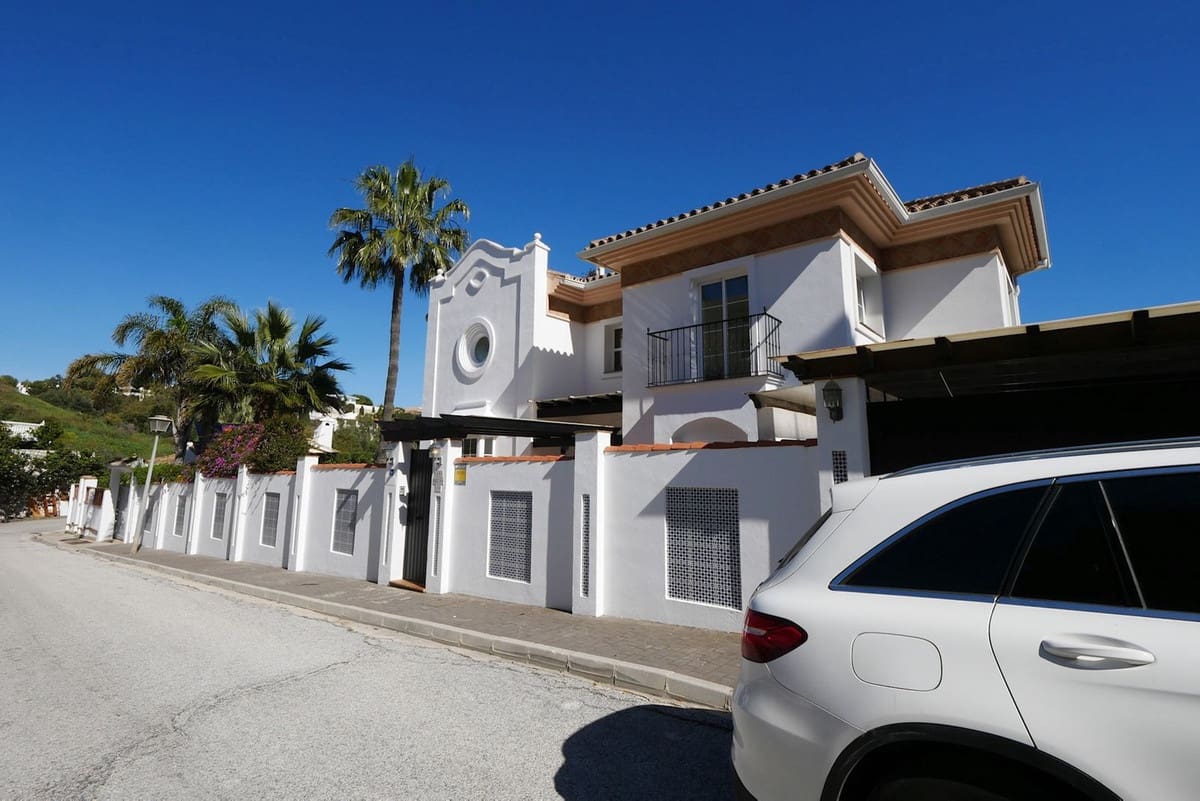 6 makuuhuone Huvila myytävänä paikassa La Cala de Mijas mukana uima-altaan 
autotalli - 1 149 000 € (Ref: 8742434)