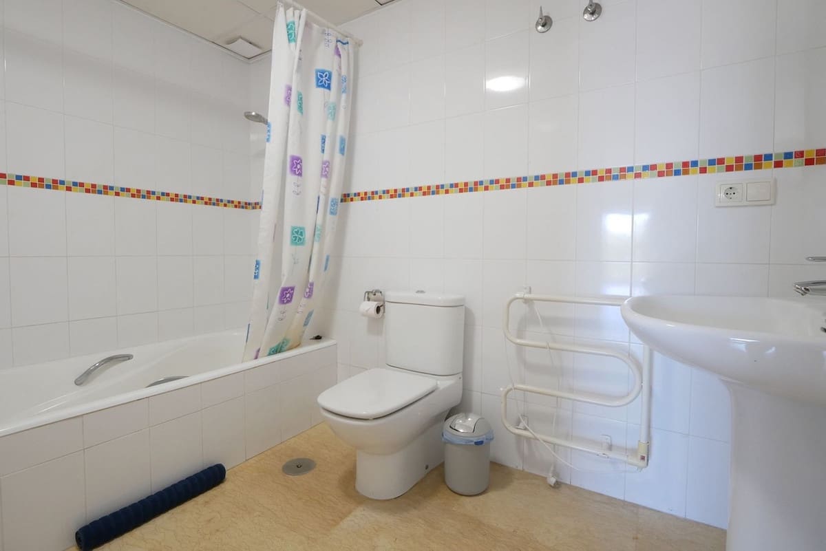 6 makuuhuone Huvila myytävänä paikassa La Cala de Mijas mukana uima-altaan 
autotalli - 1 149 000 € (Ref: 8742434)