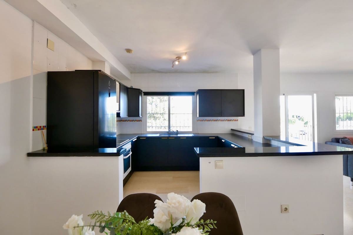 6 makuuhuone Huvila myytävänä paikassa La Cala de Mijas mukana uima-altaan 
autotalli - 1 149 000 € (Ref: 8742434)