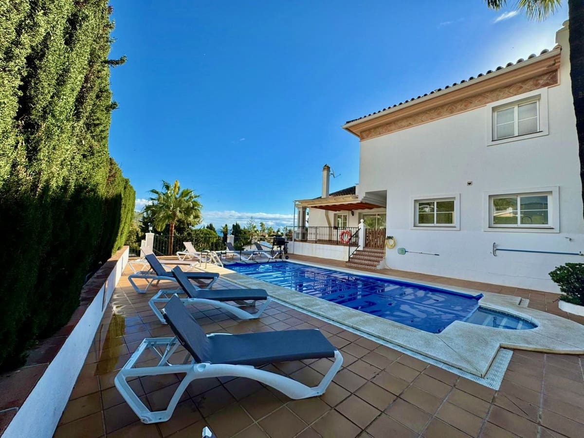 6 makuuhuone Huvila myytävänä paikassa La Cala de Mijas mukana uima-altaan 
autotalli - 1 149 000 € (Ref: 8742434)