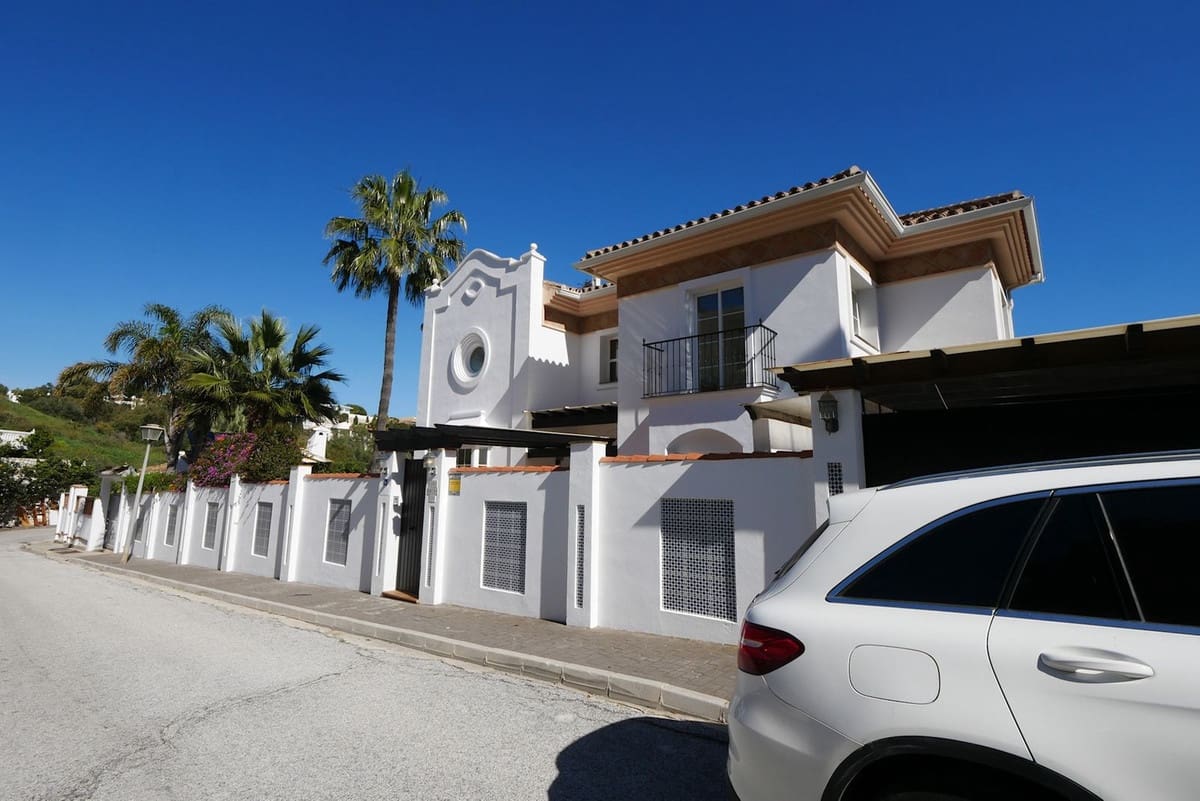 6 makuuhuone Huvila myytävänä paikassa La Cala de Mijas mukana uima-altaan 
autotalli - 1 149 000 € (Ref: 8742434)