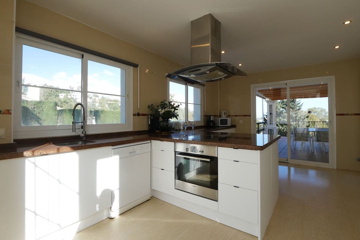 6 makuuhuone Huvila myytävänä paikassa La Cala de Mijas mukana uima-altaan 
autotalli - 1 149 000 € (Ref: 8742434)