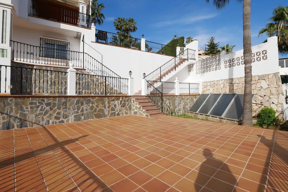 6 makuuhuone Huvila myytävänä paikassa La Cala de Mijas mukana uima-altaan 
autotalli - 1 149 000 € (Ref: 8742434)