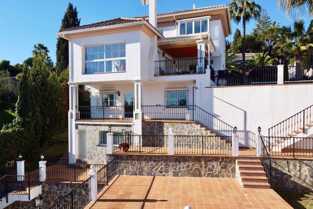 6 makuuhuone Huvila myytävänä paikassa La Cala de Mijas mukana uima-altaan 
autotalli - 1 149 000 € (Ref: 8742434)