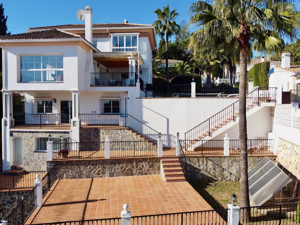 6 makuuhuone Huvila myytävänä paikassa La Cala de Mijas mukana uima-altaan 
autotalli - 1 149 000 € (Ref: 8742434)