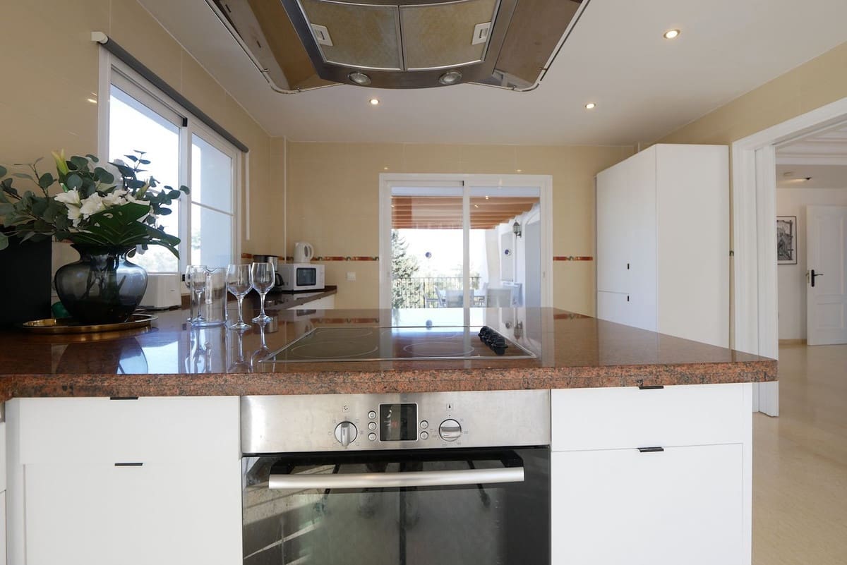 6 makuuhuone Huvila myytävänä paikassa La Cala de Mijas mukana uima-altaan 
autotalli - 1 149 000 € (Ref: 8742434)