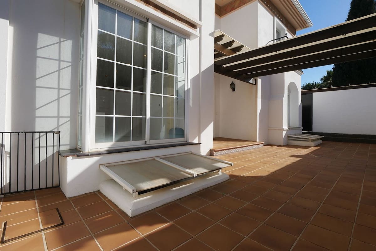 6 makuuhuone Huvila myytävänä paikassa La Cala de Mijas mukana uima-altaan 
autotalli - 1 149 000 € (Ref: 8742434)