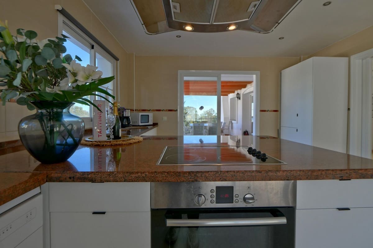 6 makuuhuone Huvila myytävänä paikassa La Cala de Mijas mukana uima-altaan 
autotalli - 1 149 000 € (Ref: 8742434)