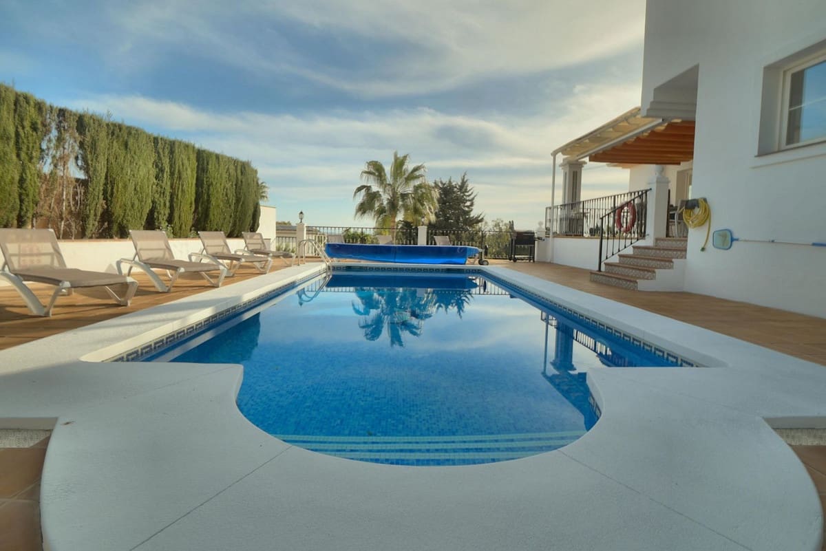 6 makuuhuone Huvila myytävänä paikassa La Cala de Mijas mukana uima-altaan 
autotalli - 1 149 000 € (Ref: 8742434)