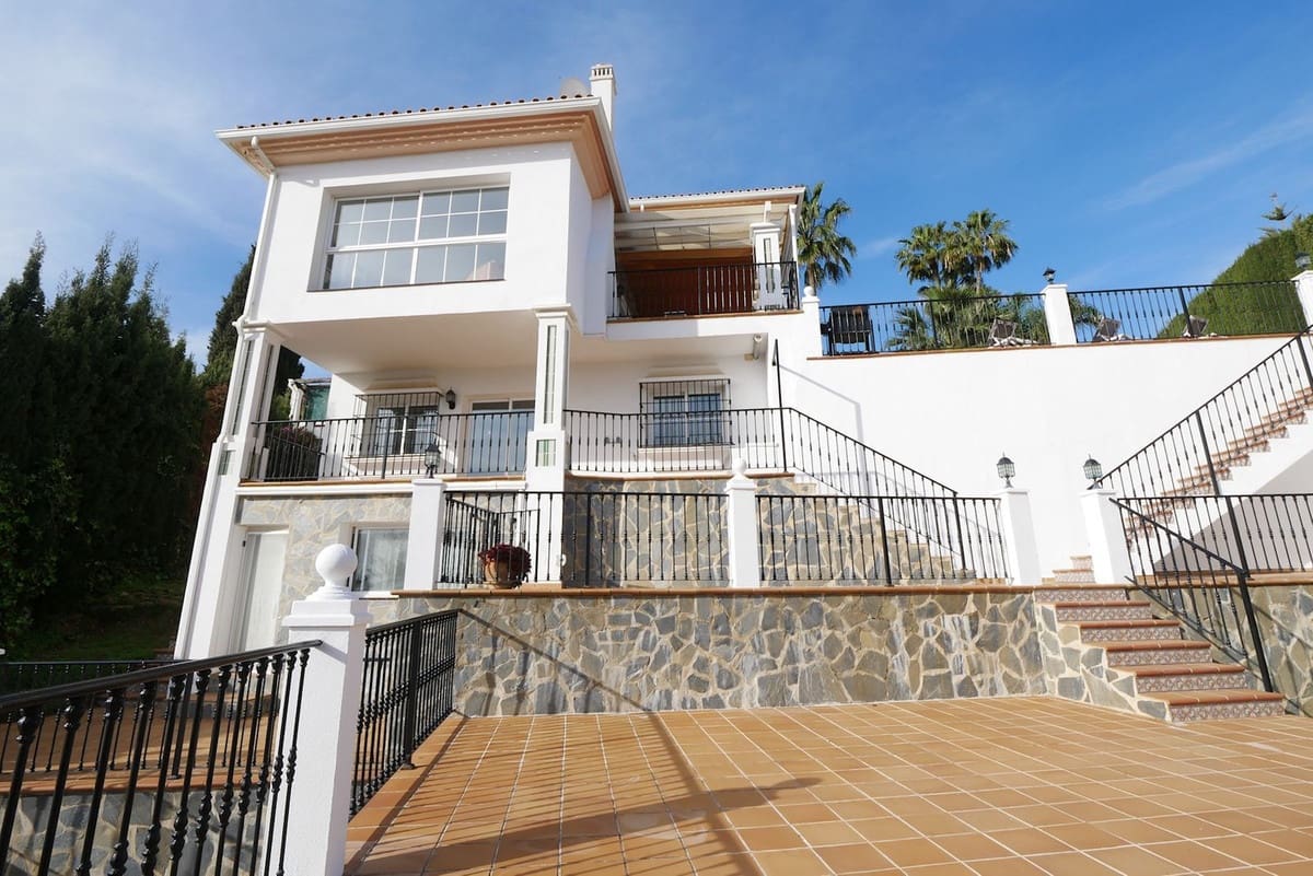 6 makuuhuone Huvila myytävänä paikassa La Cala de Mijas mukana uima-altaan 
autotalli - 1 149 000 € (Ref: 8742434)