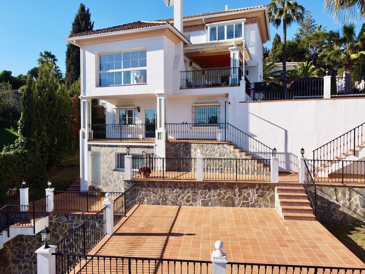 6 makuuhuone Huvila myytävänä paikassa La Cala de Mijas mukana uima-altaan 
autotalli - 1 149 000 € (Ref: 8742434)