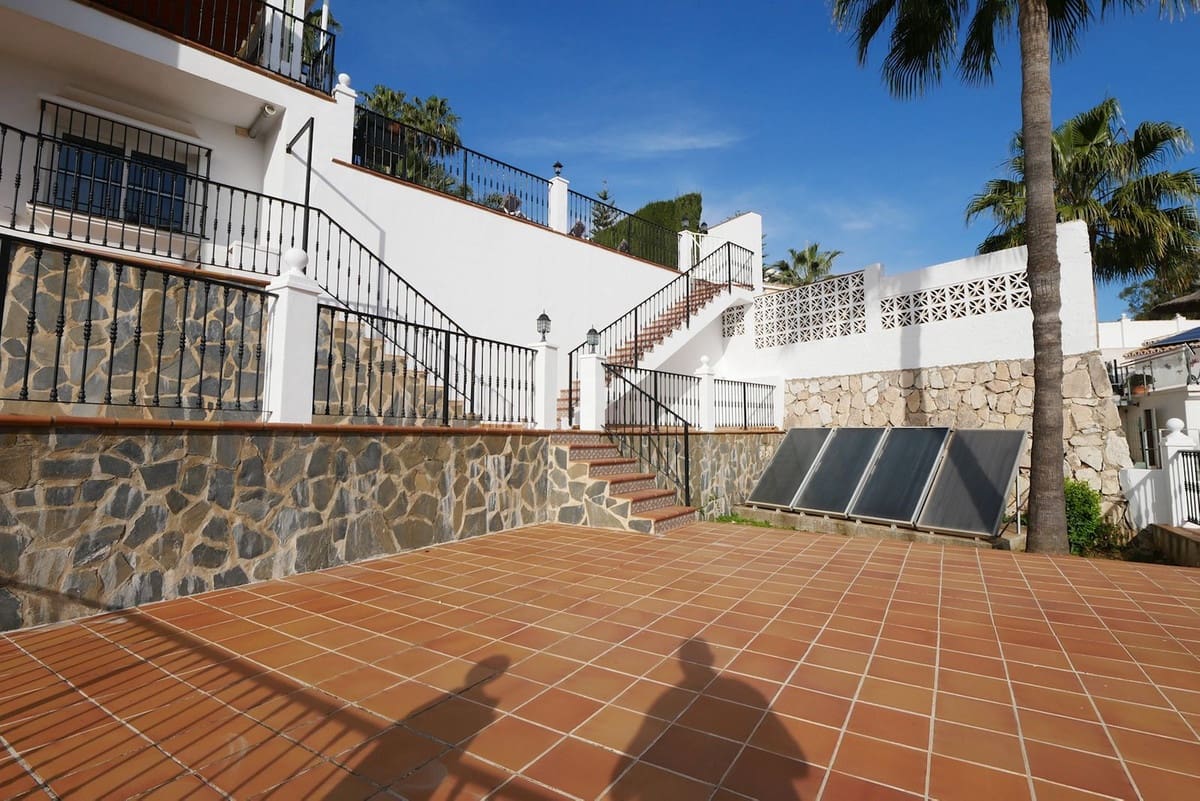 6 makuuhuone Huvila myytävänä paikassa La Cala de Mijas mukana uima-altaan 
autotalli - 1 149 000 € (Ref: 8742434)