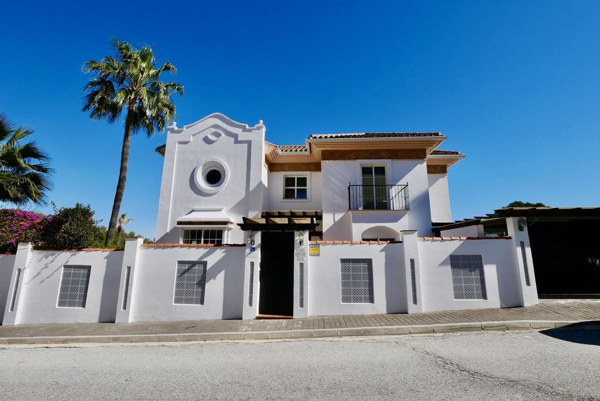6 makuuhuone Huvila myytävänä paikassa La Cala de Mijas mukana uima-altaan 
autotalli - 1 149 000 € (Ref: 8742434)