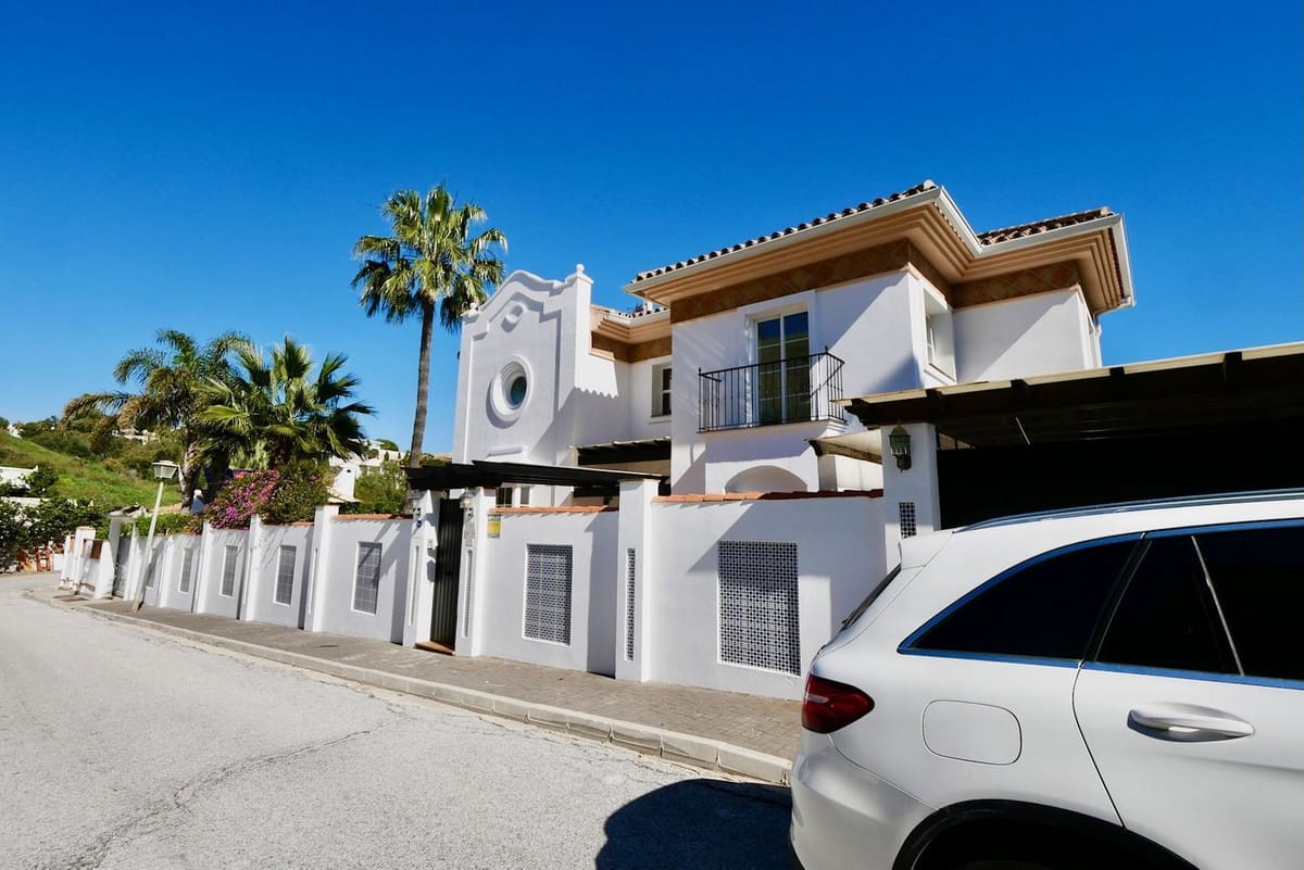 6 makuuhuone Huvila myytävänä paikassa La Cala de Mijas mukana uima-altaan 
autotalli - 1 149 000 € (Ref: 8742434)