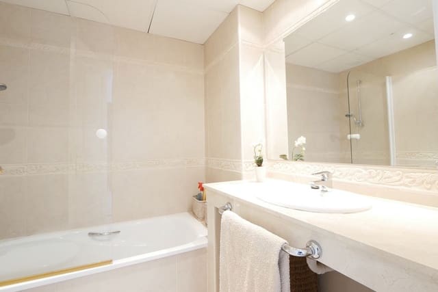 3 sypialnia Willa na sprzedaż w Cabopino, Marbella z basenem garażem - 525 000 € (Ref: 8925238)