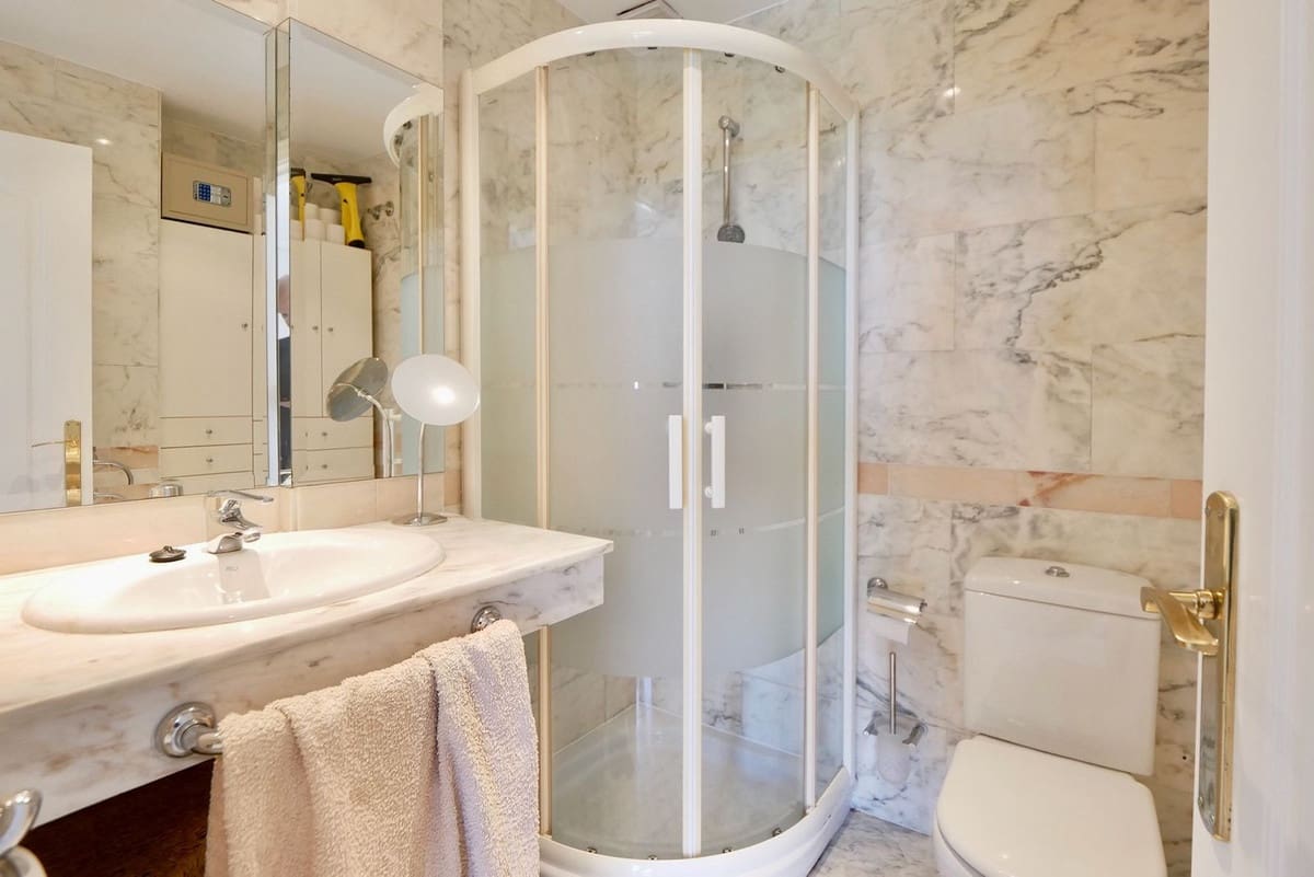 3 soveværelse Villa til salg i Cabopino med swimmingpool garage - € 520.000 (Ref: 8925238)