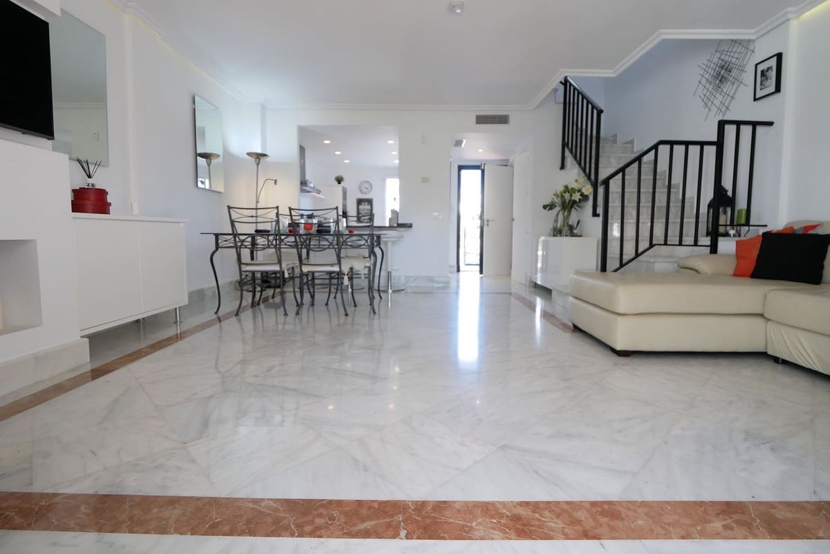 4 soveværelse Byhus til salg i Cabopino med swimmingpool garage - € 579.000 (Ref: 8942583)