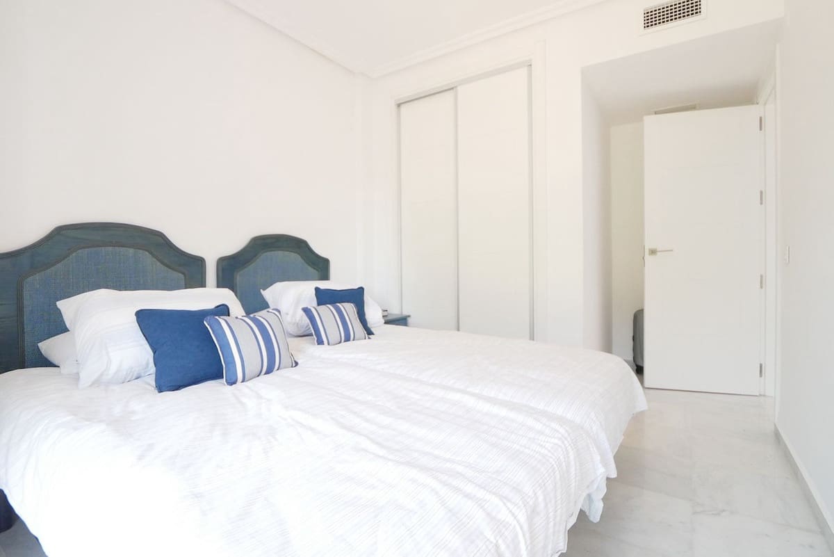 4 soveværelse Byhus til salg i Cabopino med swimmingpool garage - € 579.000 (Ref: 8942583)