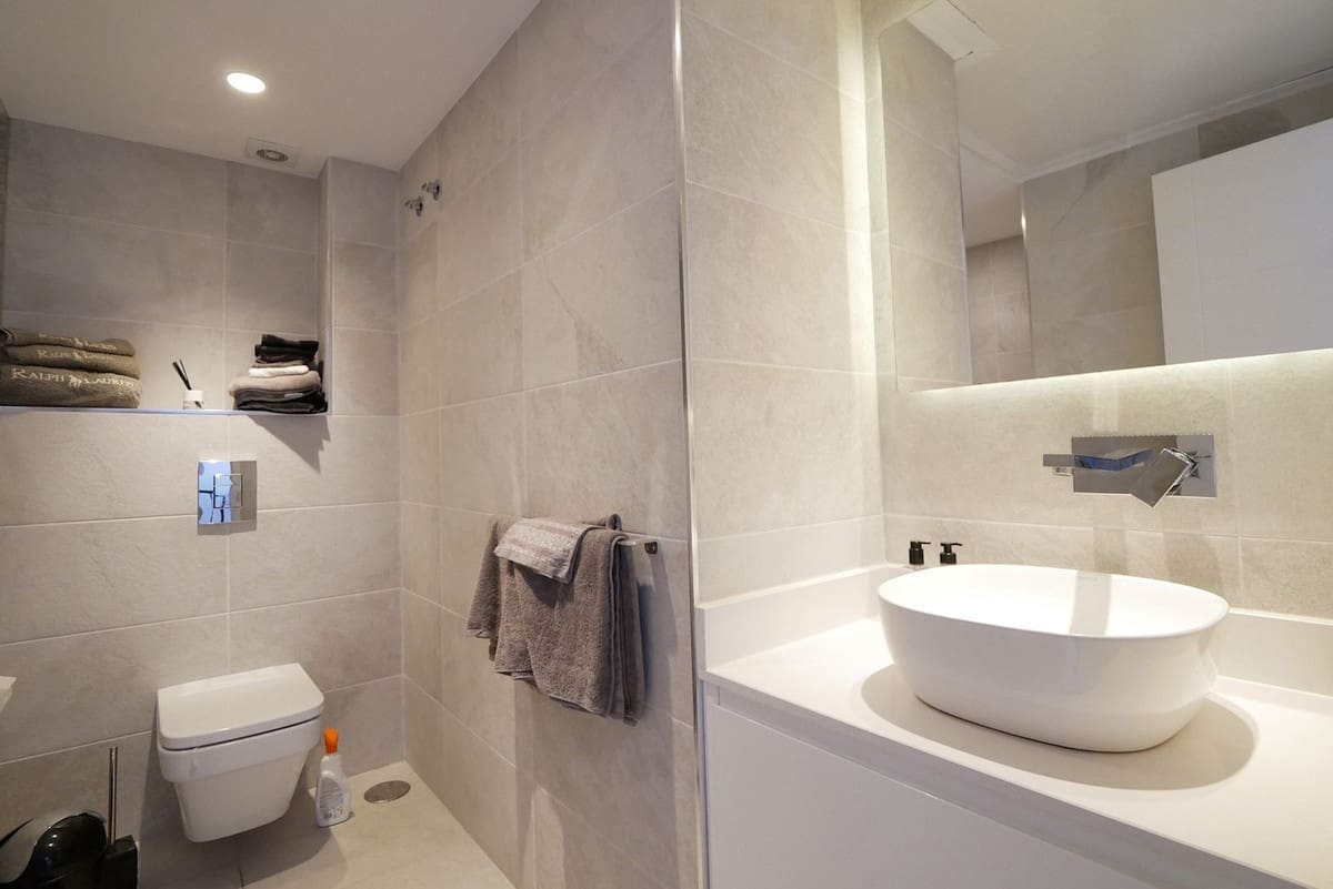 4 soveværelse Byhus til salg i Cabopino med swimmingpool garage - € 579.000 (Ref: 8942583)