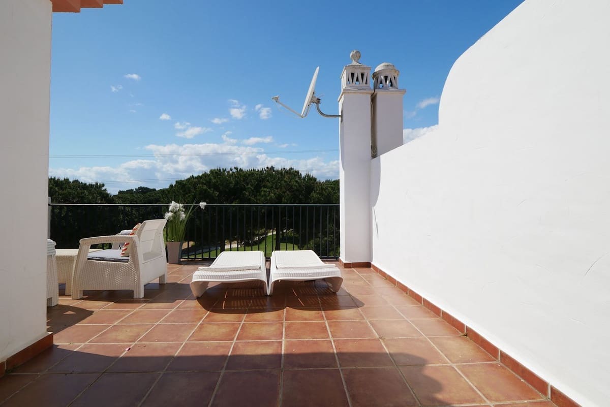 4 soveværelse Byhus til salg i Cabopino med swimmingpool garage - € 579.000 (Ref: 8942583)