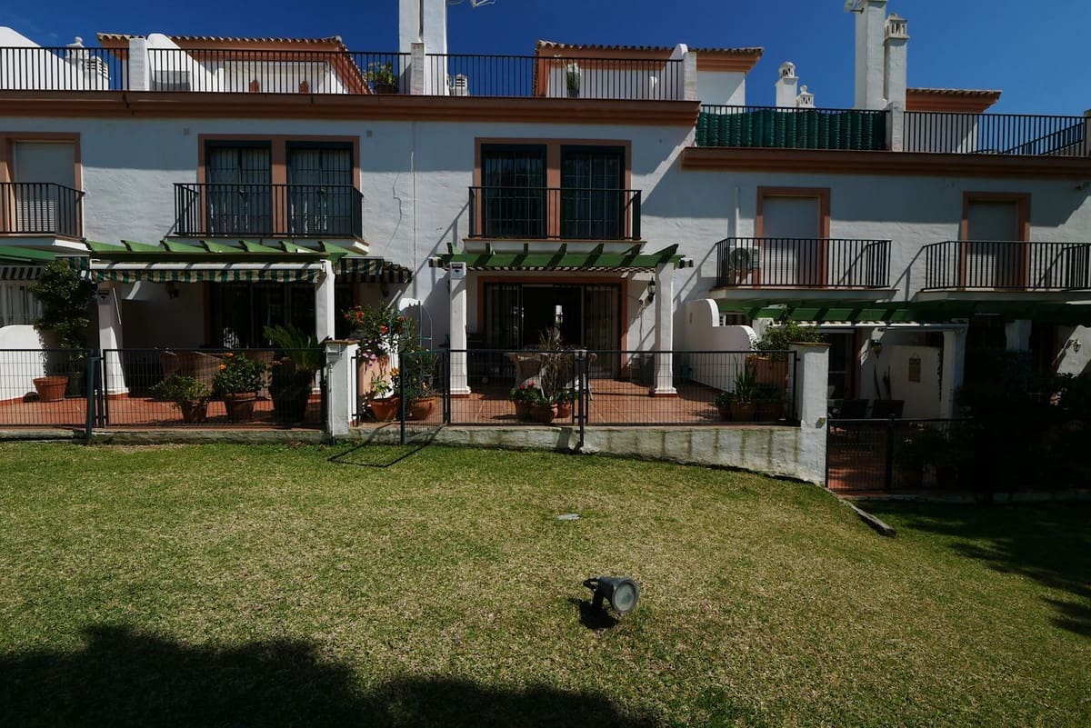 4 soveværelse Byhus til salg i Cabopino med swimmingpool garage - € 579.000 (Ref: 8942583)