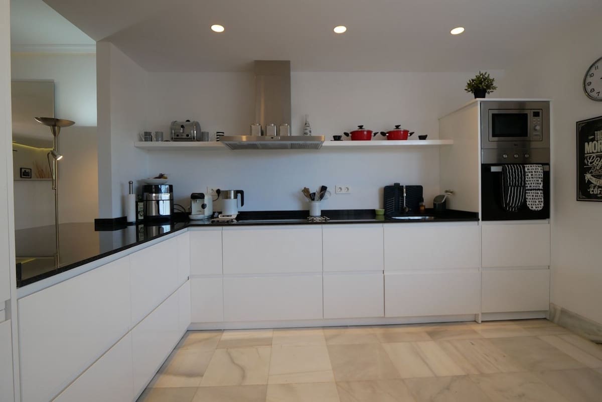 4 soveværelse Byhus til salg i Cabopino med swimmingpool garage - € 579.000 (Ref: 8942583)