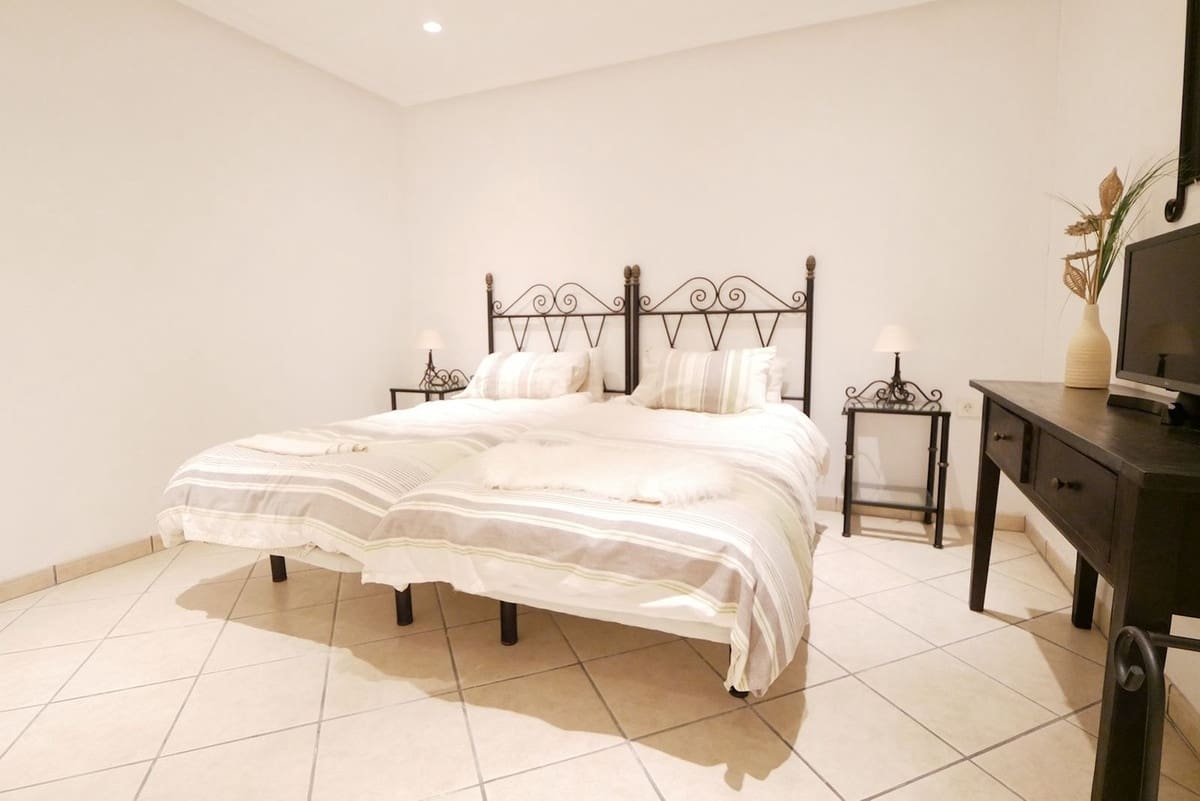 4 soveværelse Byhus til salg i Cabopino med swimmingpool garage - € 579.000 (Ref: 8942583)