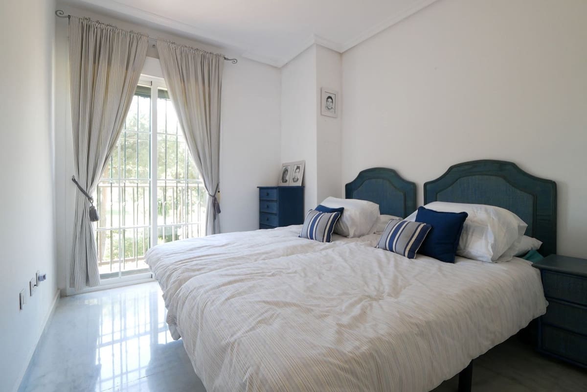 4 soveværelse Byhus til salg i Cabopino med swimmingpool garage - € 579.000 (Ref: 8942583)