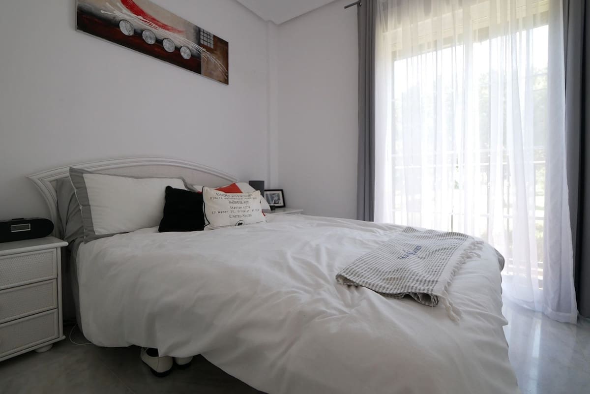 4 soveværelse Byhus til salg i Cabopino med swimmingpool garage - € 579.000 (Ref: 8942583)