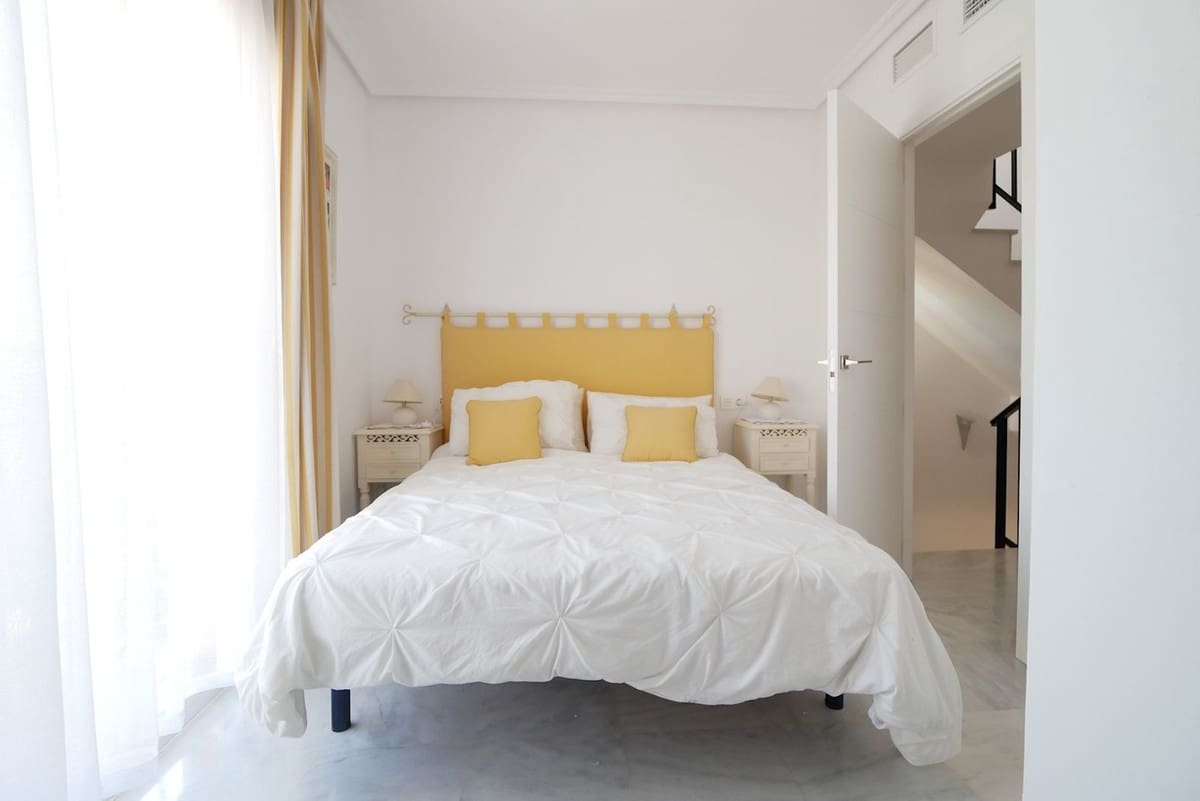 4 soveværelse Byhus til salg i Cabopino med swimmingpool garage - € 579.000 (Ref: 8942583)