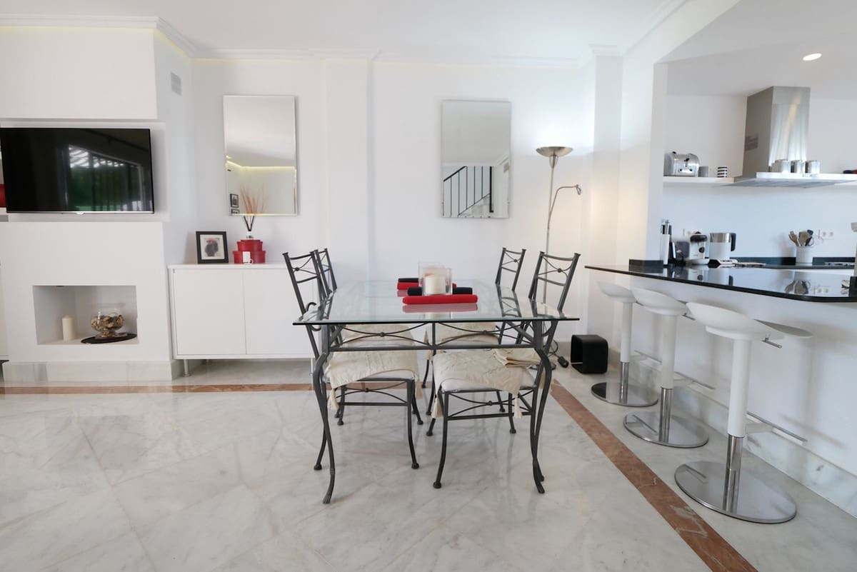 4 soveværelse Byhus til salg i Cabopino med swimmingpool garage - € 579.000 (Ref: 8942583)