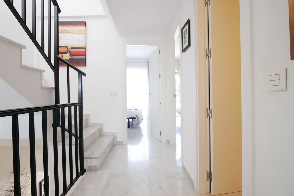 4 soveværelse Byhus til salg i Cabopino med swimmingpool garage - € 579.000 (Ref: 8942583)