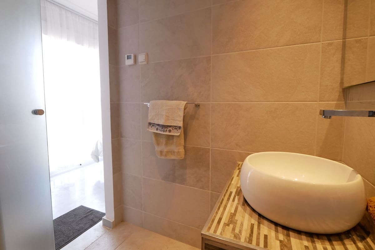 4 soveværelse Byhus til salg i Cabopino med swimmingpool garage - € 579.000 (Ref: 8942583)