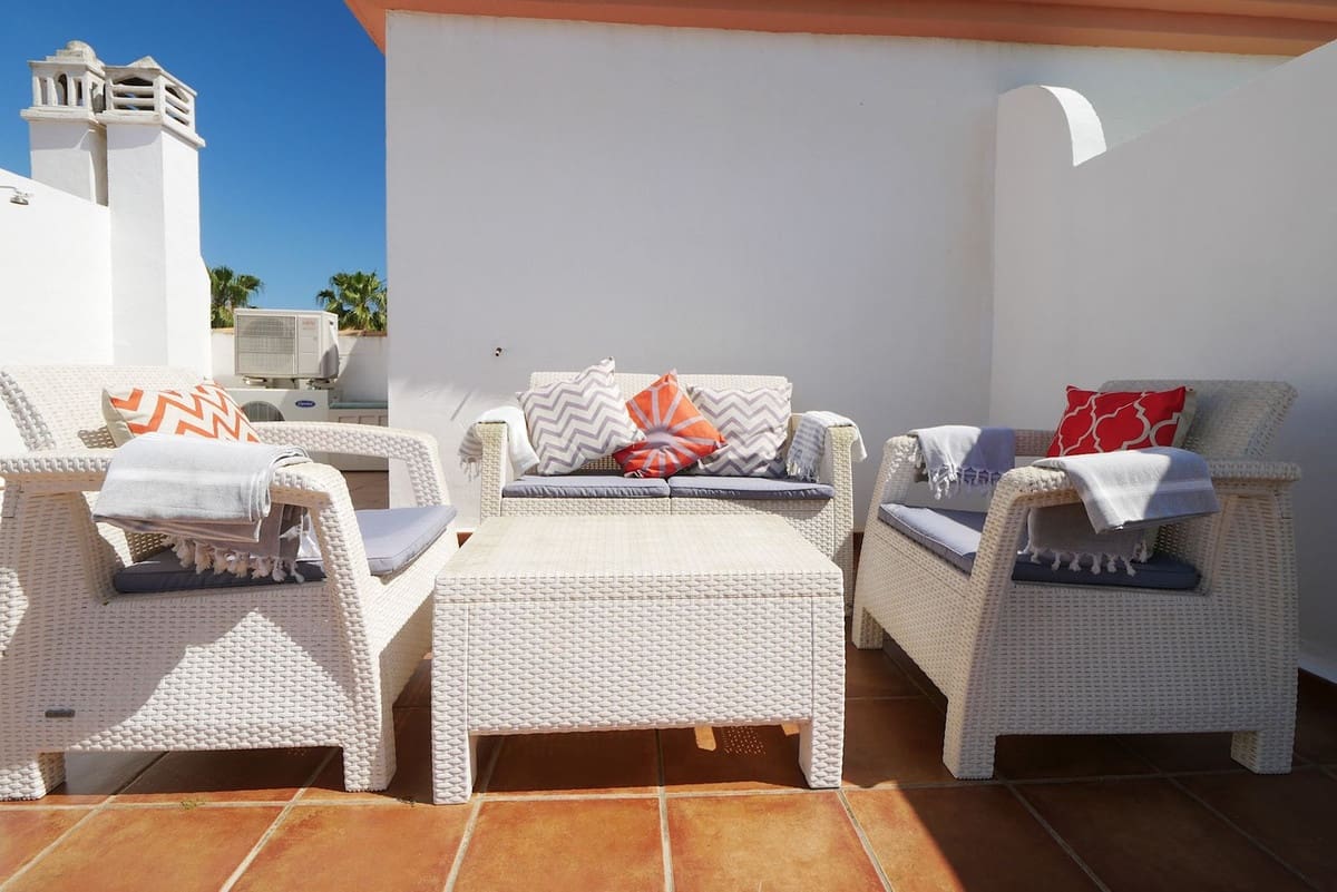 4 soveværelse Byhus til salg i Cabopino med swimmingpool garage - € 579.000 (Ref: 8942583)